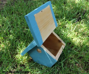 Wren Birdhouse Hinged Top